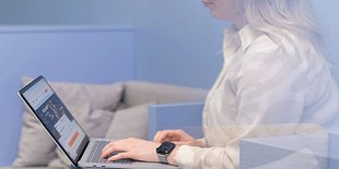 frau an laptop