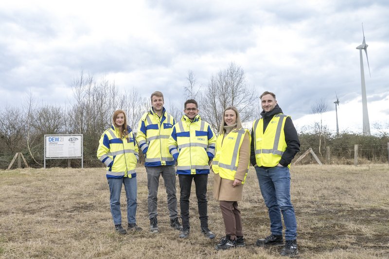 Auf dem Foto zu sehen sind fünf Projektverantwortliche von DEW21 auf dem WindSpark-Gelände in Dortmund-Ellinghausen