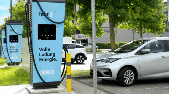 ladesäule von dew21 mit parkenden autos