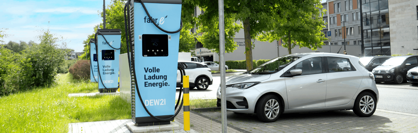 ladesäule von dew21 mit parkenden autos