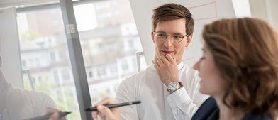 Mann und Frau an Whiteboard