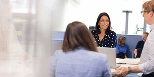 gruppe an Stehtisch die sich unterhalten