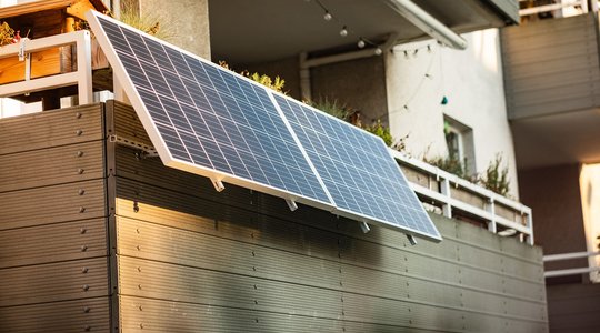 Balkonkraftwerk an einem Mehrfamilienhaus in Düsseldorf