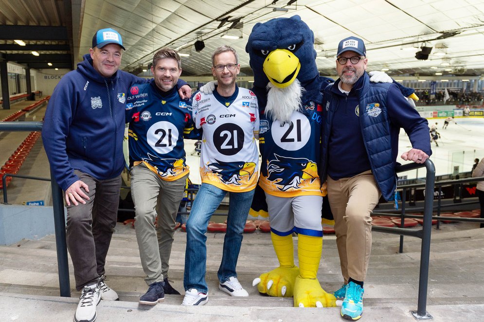 Auf dem Sponsoren Foto: (v.l.n.r.) Sven Schröer (Eisadler Dortmund), Bastian Stegemann und Steffen Püschel (DEW21), Eisadler Maskottchen Horst und Stefan Witte (Eisadler Dortmund)