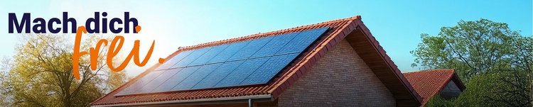 Modernes Haus mit Solarpanels auf dem Dach, umgeben von Grünflächen, blauer Himmel im Hintergrund.