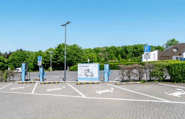 Parkplatz mit e-Ladeplätzen