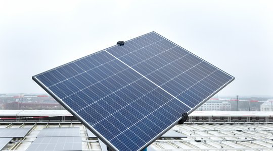 Photovoltaikanlage auf dem Dach zur nachhaltigen Stromerzeugung