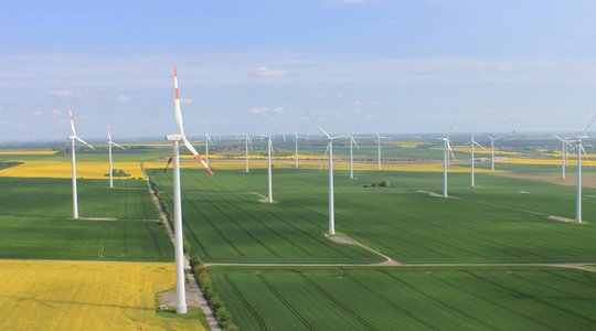 Windturbinen-park Windpark auf Feldern