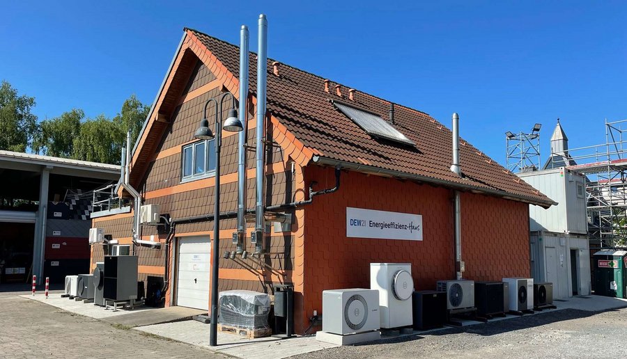 Energieeffizienz-Haus DEW21 mit Technik und Klimageräten vor blauem Himmel