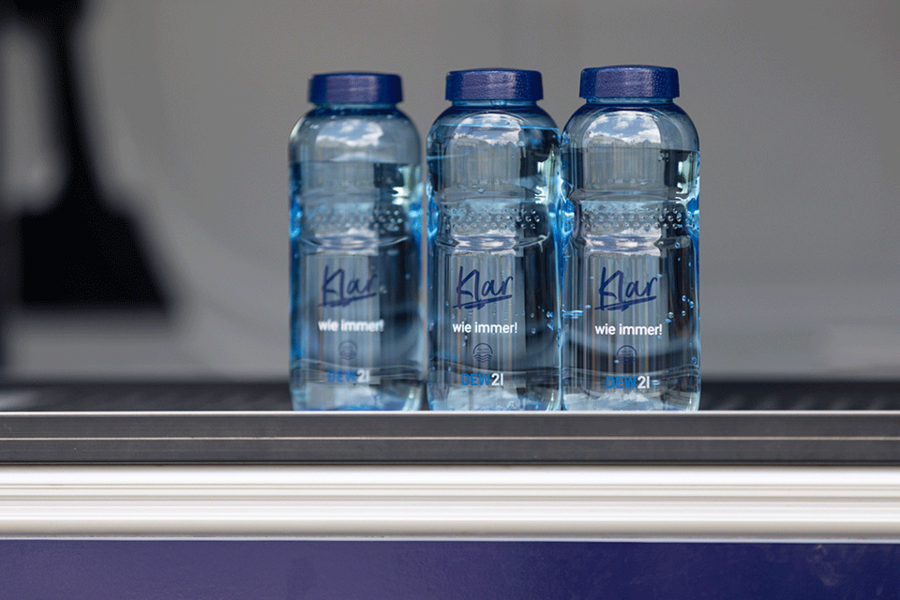 Trinkflaschen von DEW21 mit Wasser