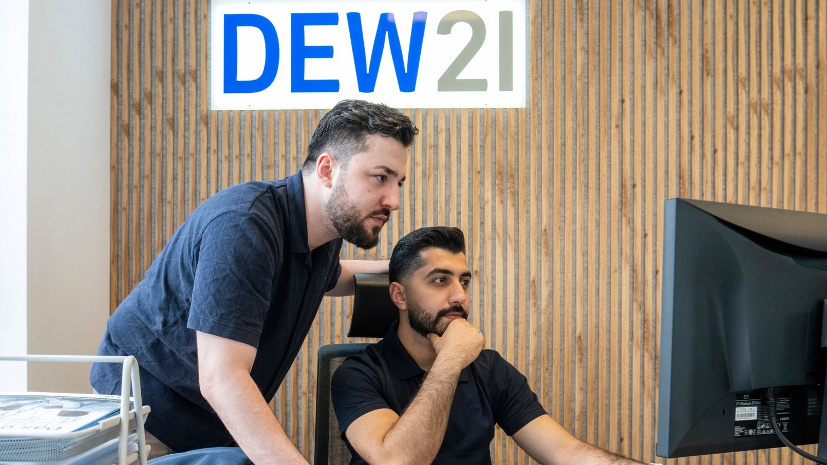 zwei Menschen im Expresscenter am Borsigplatz vor dem Computer