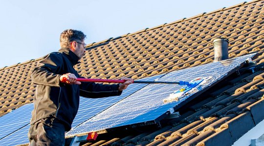 Mensch der Photovoltaikanlage reinigt