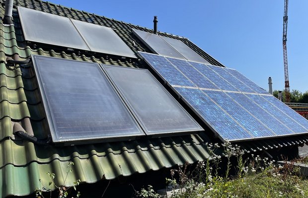 Das Dach der DEW21 mit einer PV-Anlage.