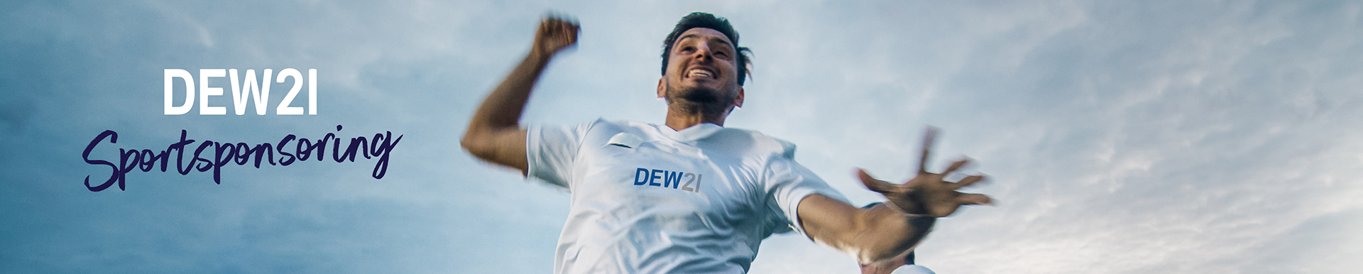 Ein Fußballspieler der ein DEW21 Trikot trägt.