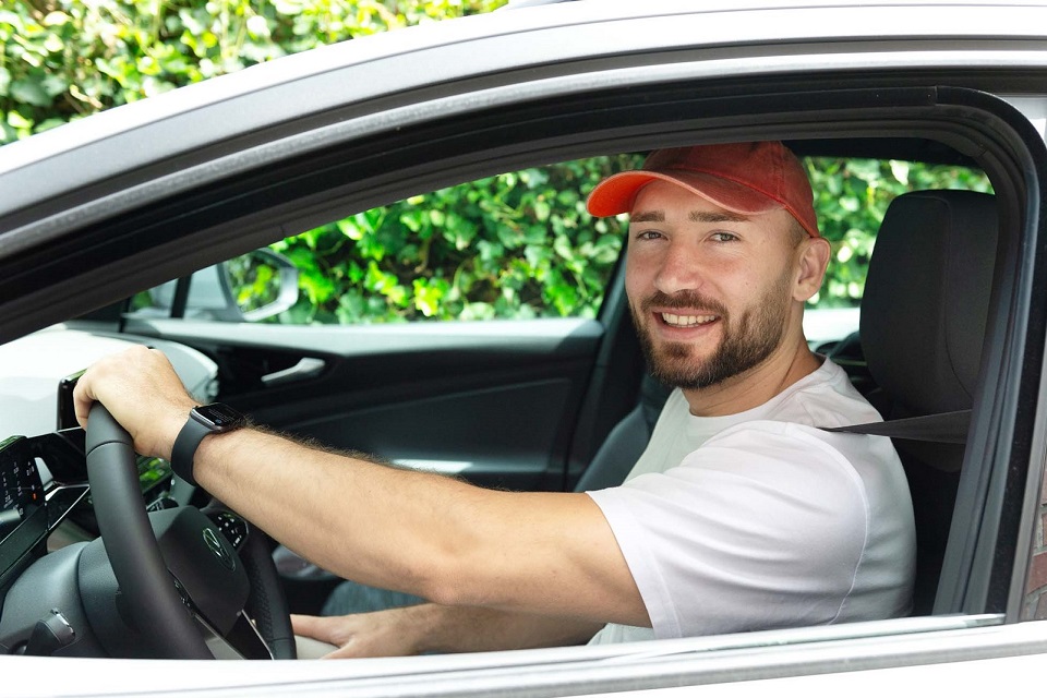 Ein Mann sitzt in einem Elektrofahrzeug.