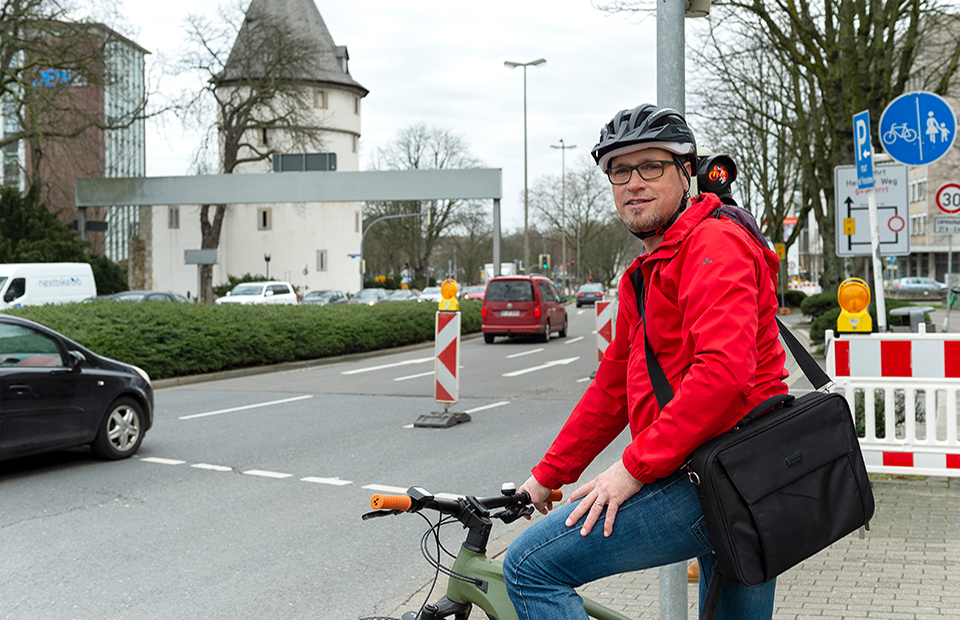 Thorsten Hibbeler fährt mit seinem E-Bike zur Arbeit. 