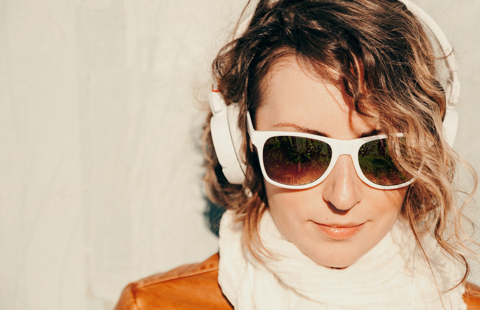 Eine Frau hört den DEW21 Podcast zum Thema Elektromobilität