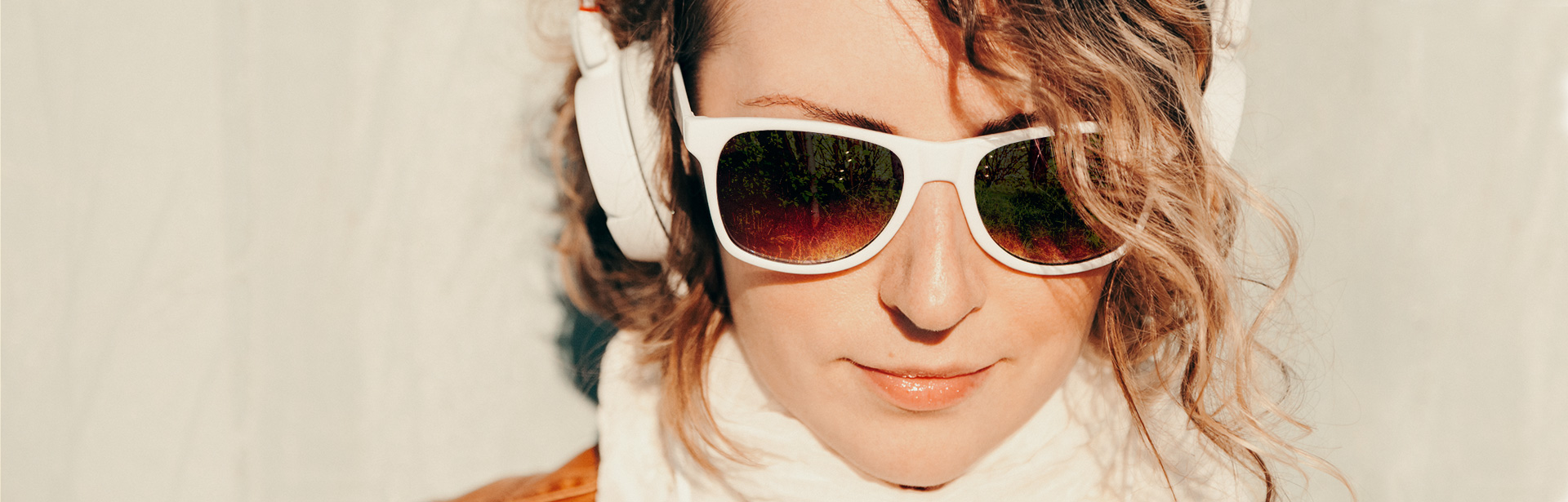 Eine Frau hört den DEW21 Podcast über ihre Kopfhörer.