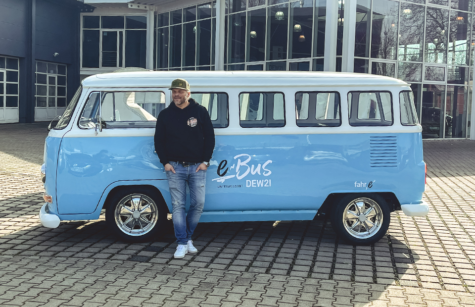 Der DEW21 T1 e-Bus mit Sidney Hoffmann vor Sidney Industries.